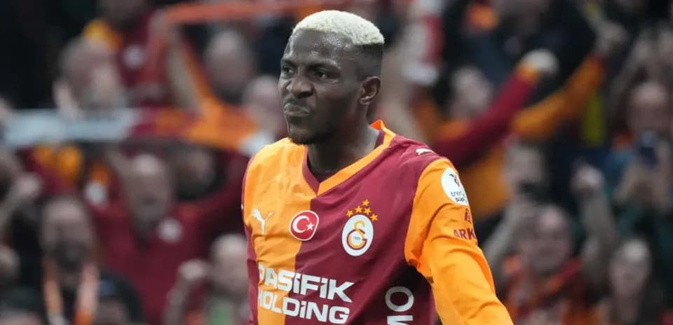 Jugador de Galatasaray celebrando con afición