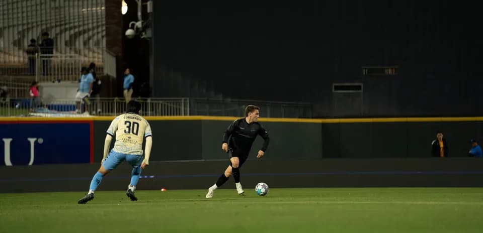 Jugador de Colorado Springs en acción durante el partido