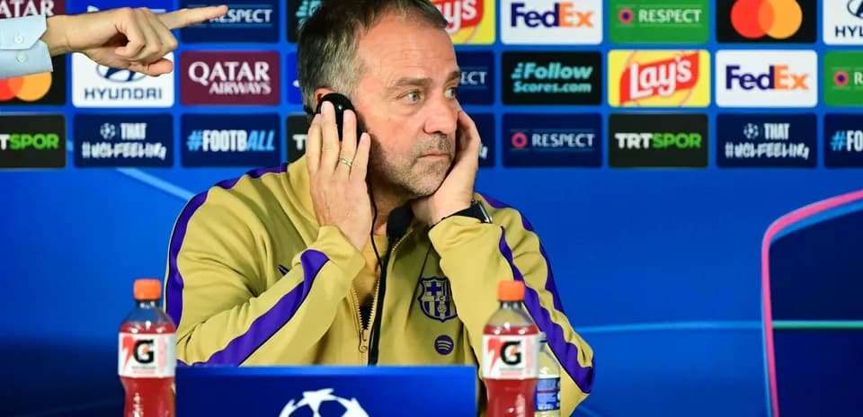 Entrenador en conferencia de prensa con auriculares