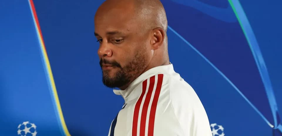 Persona en camiseta blanca con franjas rojas en conferencia