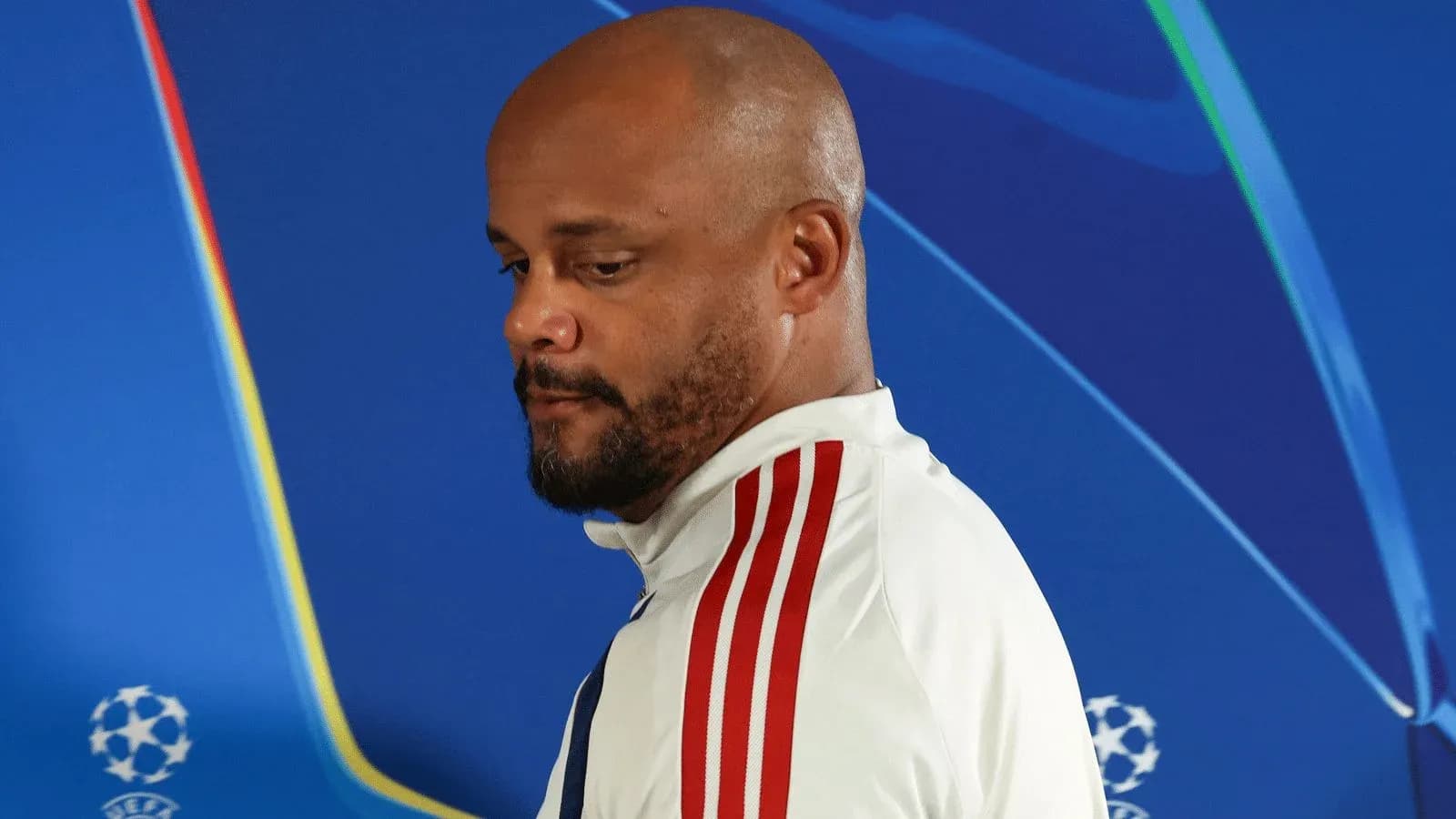 Persona en camiseta blanca con franjas rojas en conferencia