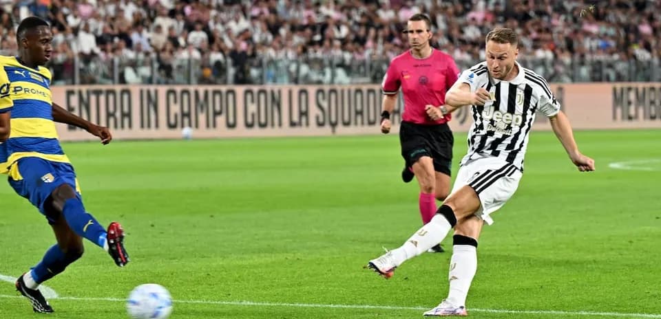 Jugador de Juventus disparando a puerta