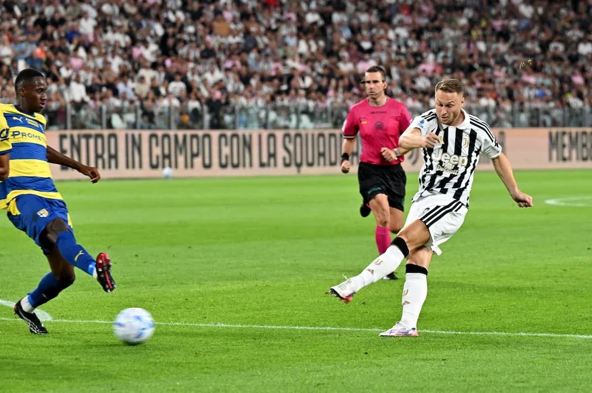 Jugador de Juventus disparando a puerta