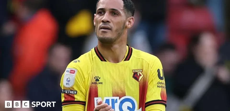 Jugador de Watford aplaudiendo tras el partido