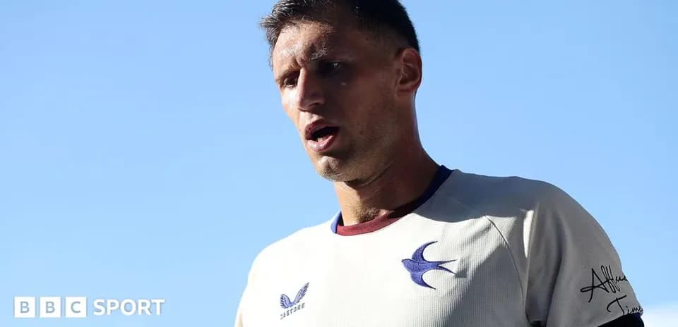 Jugador entrenando con camiseta en campo abierto
