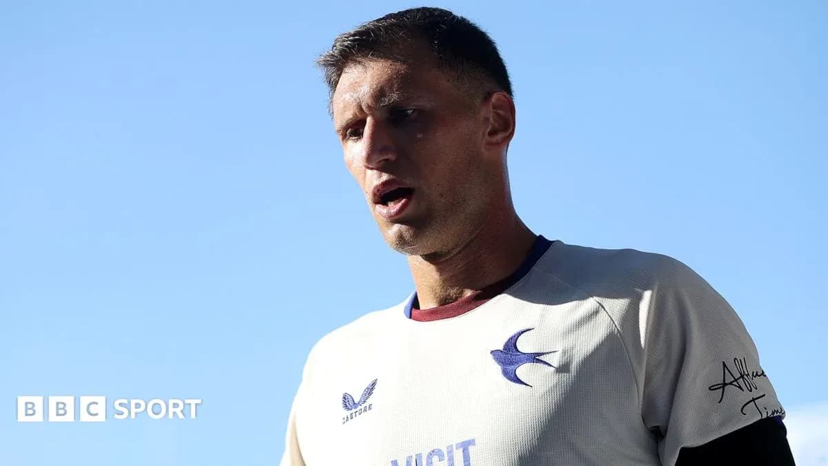 Jugador entrenando con camiseta en campo abierto