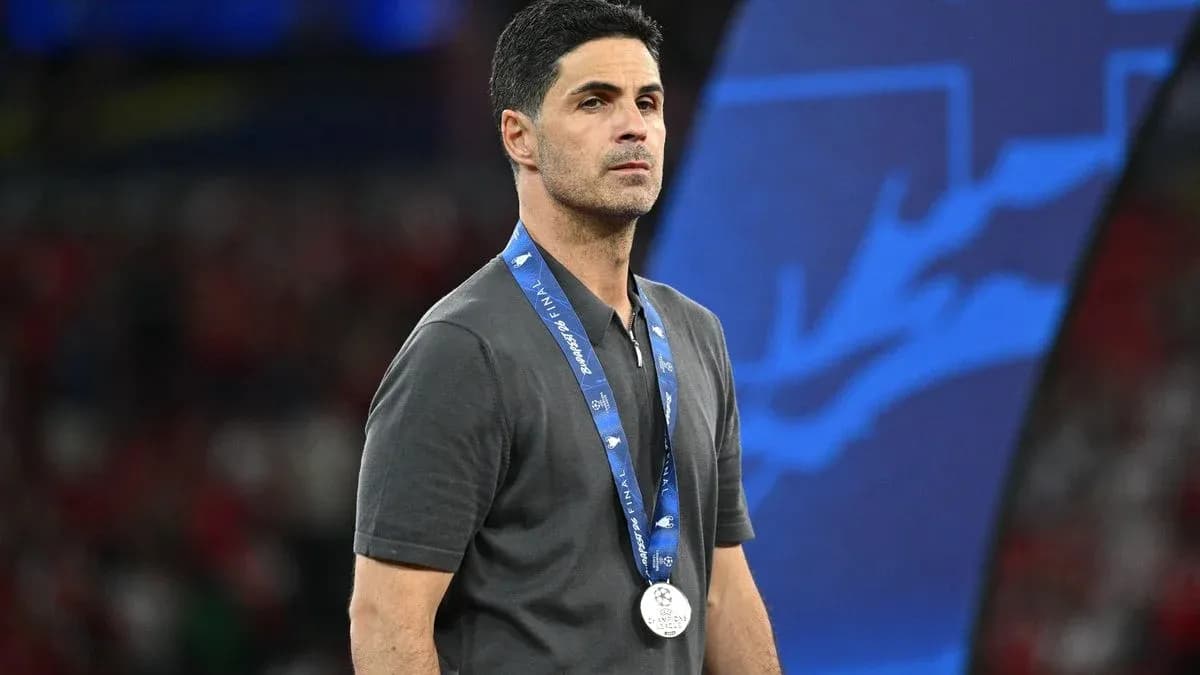 Entrenador con medalla de plata tras final