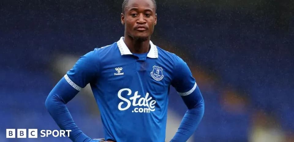Jugador de Everton posando en campo de entrenamiento