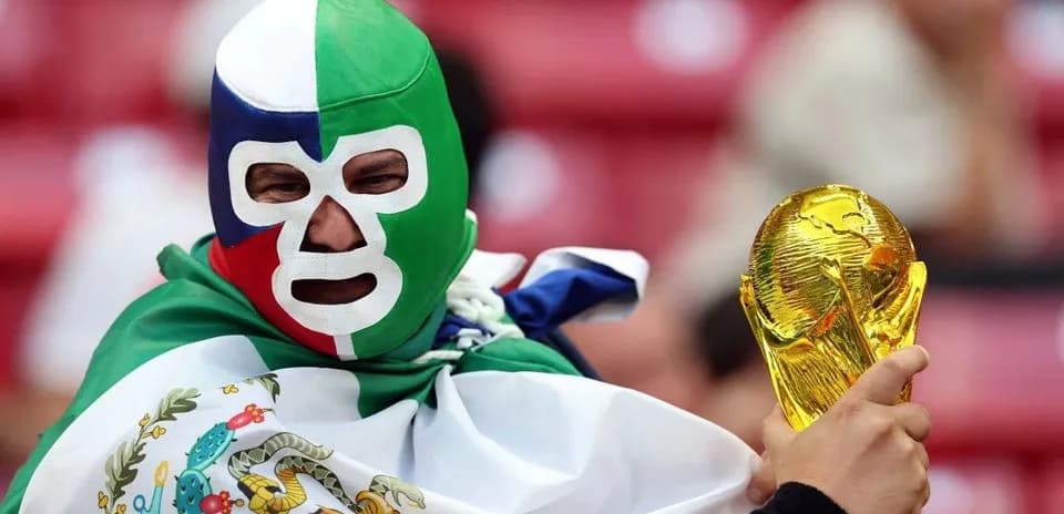 Afanático con máscara y trofeo de la Copa del Mundo