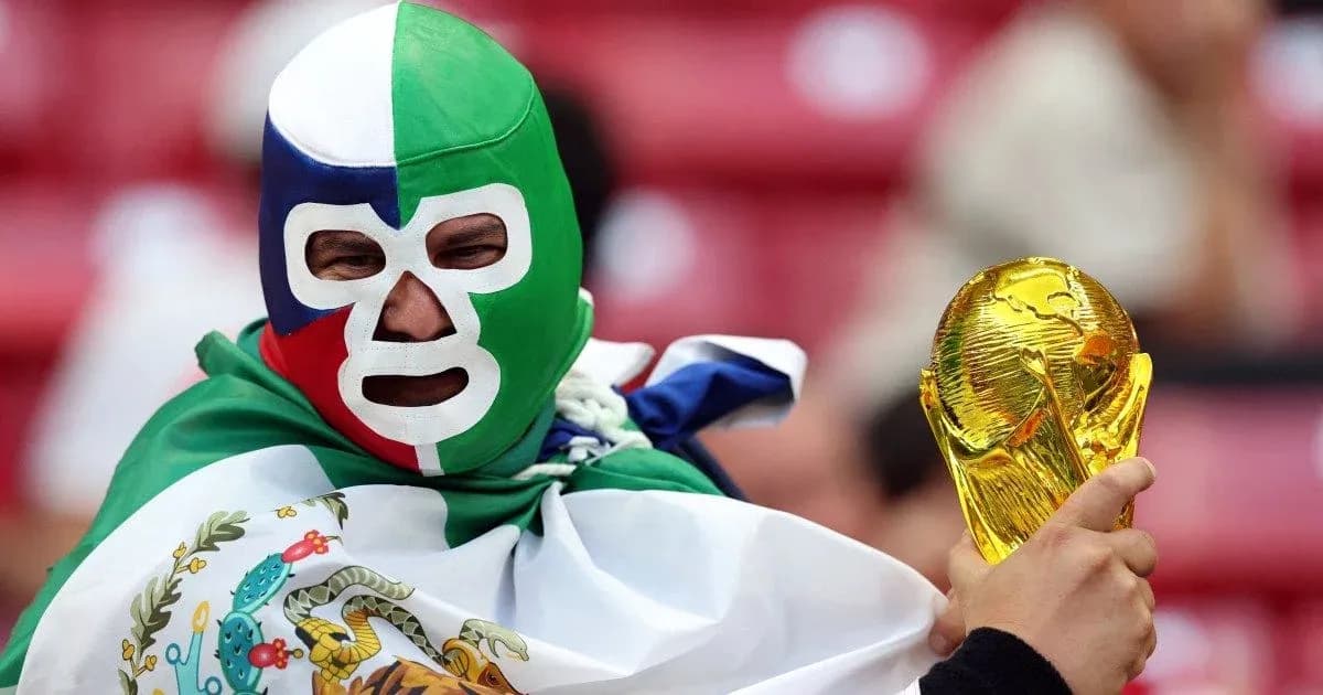 Afanático con máscara y trofeo de la Copa del Mundo