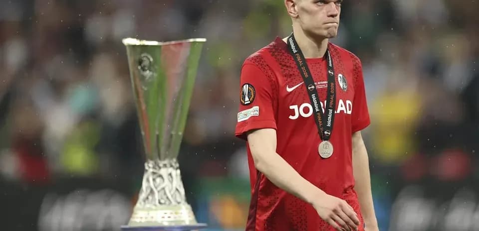 Jugador con medalla, caminando junto a trofeo
