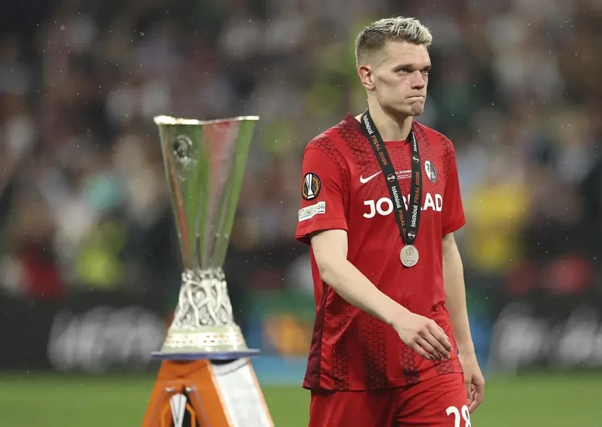 Jugador con medalla, caminando junto a trofeo