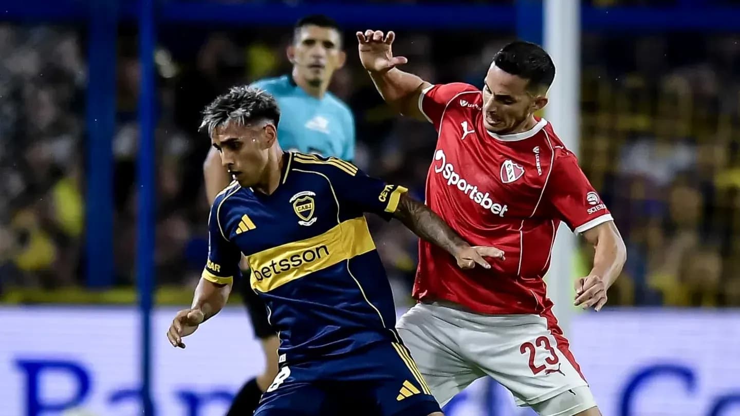 Jugadores de Boca Juniors e Independiente en acción