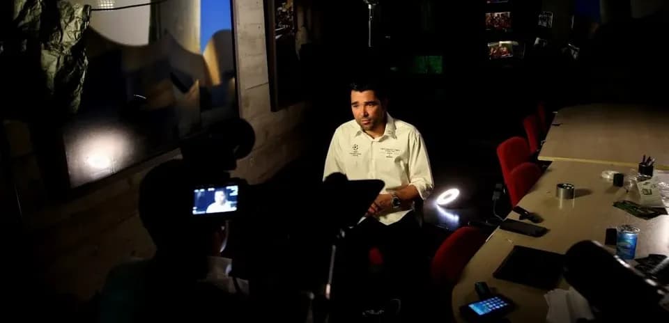 Entrevista a un hombre en un entorno iluminado