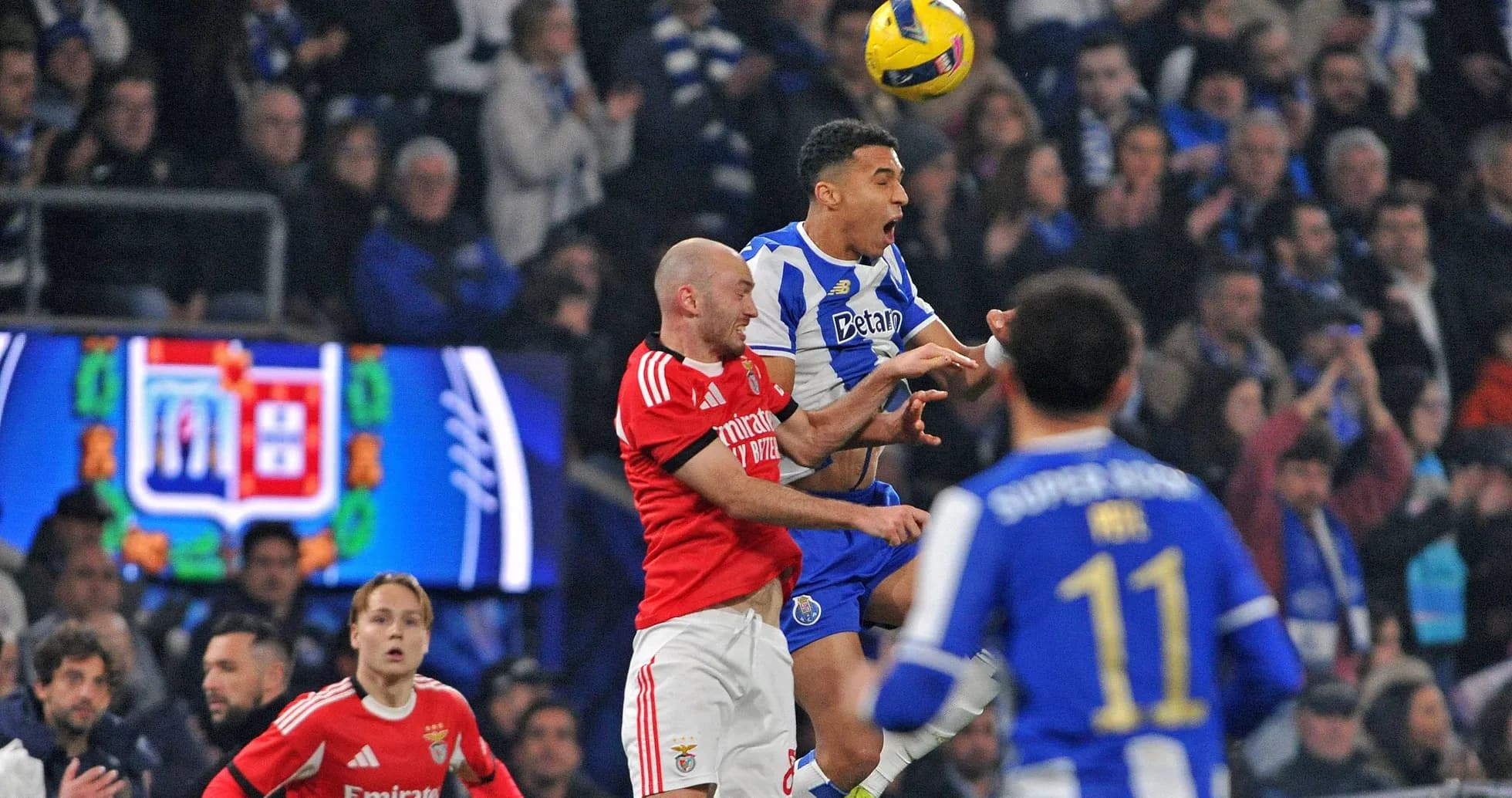 Jugadores de Porto y Benfica disputando un balón aéreo