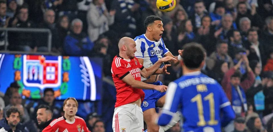 Jugadores de Porto y Benfica disputando un balón aéreo