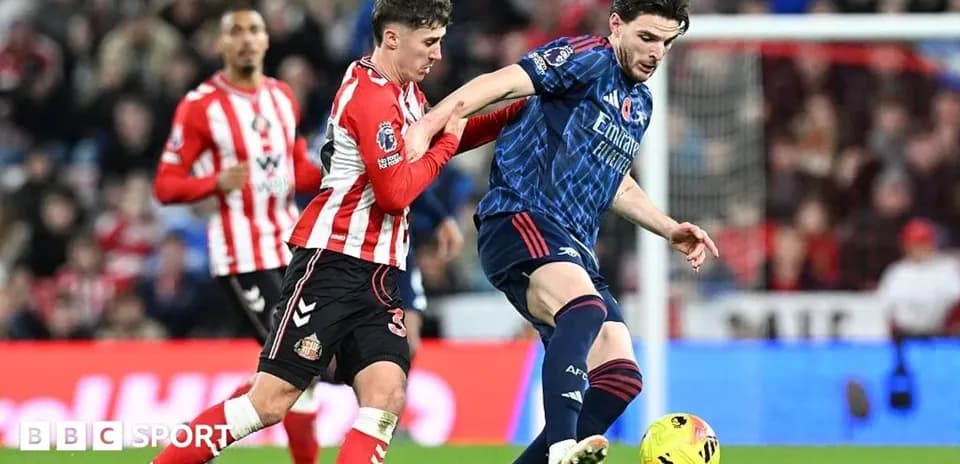 Jugador de Sunderland persiguiendo a jugador de Arsenal