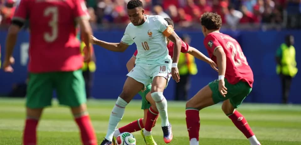 Jugador francés driblando entre defensores marroquíes