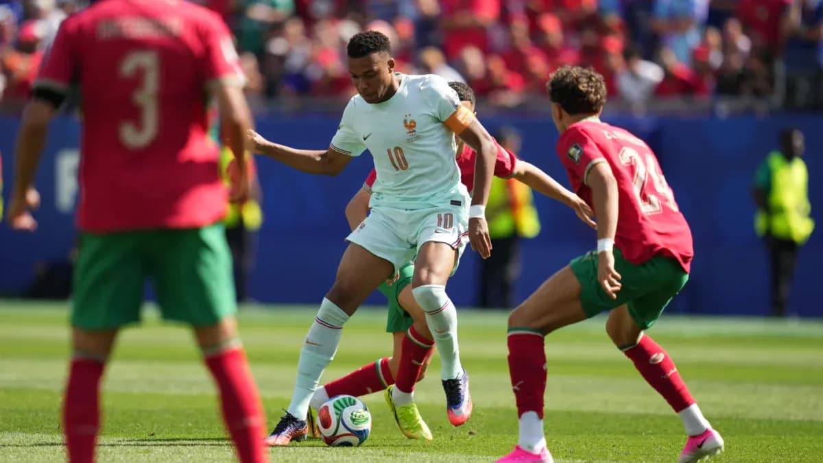 Jugador francés driblando entre defensores marroquíes