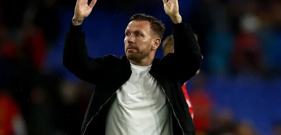 Persona saludando a la afición tras el partido
