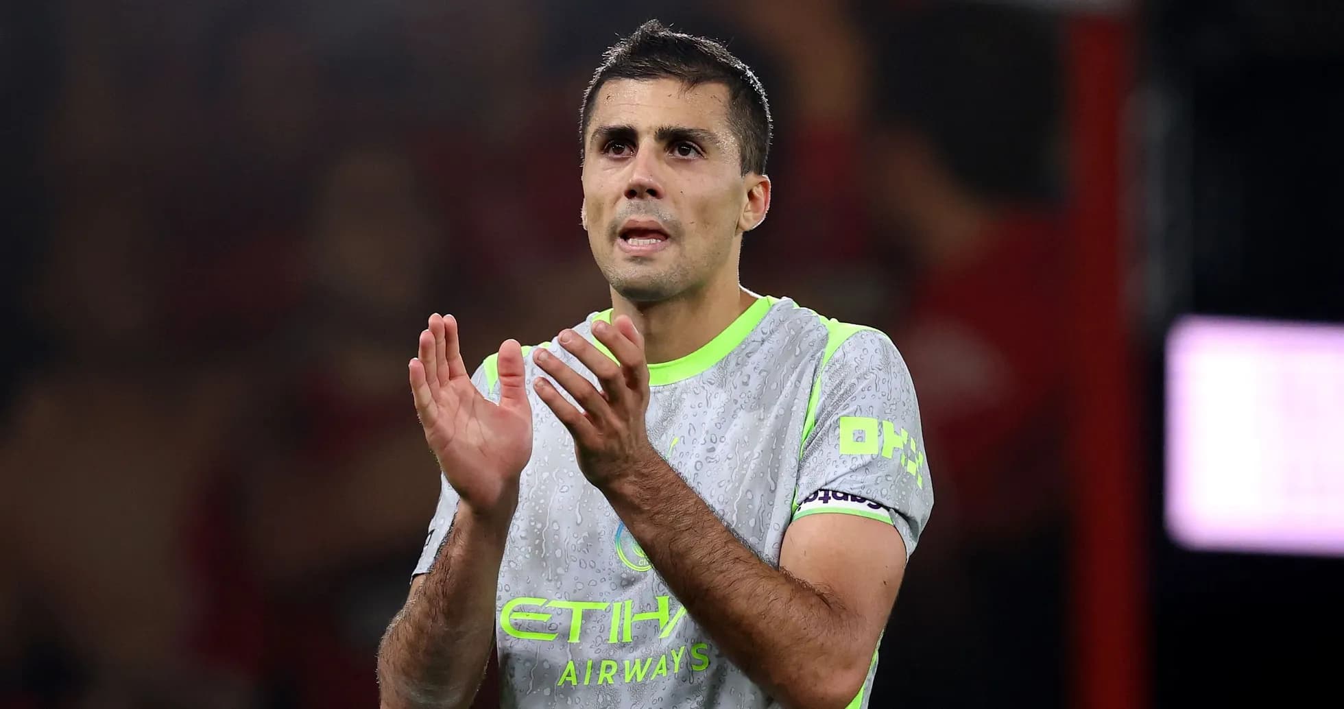Jugador aplaudiendo en el campo de juego
