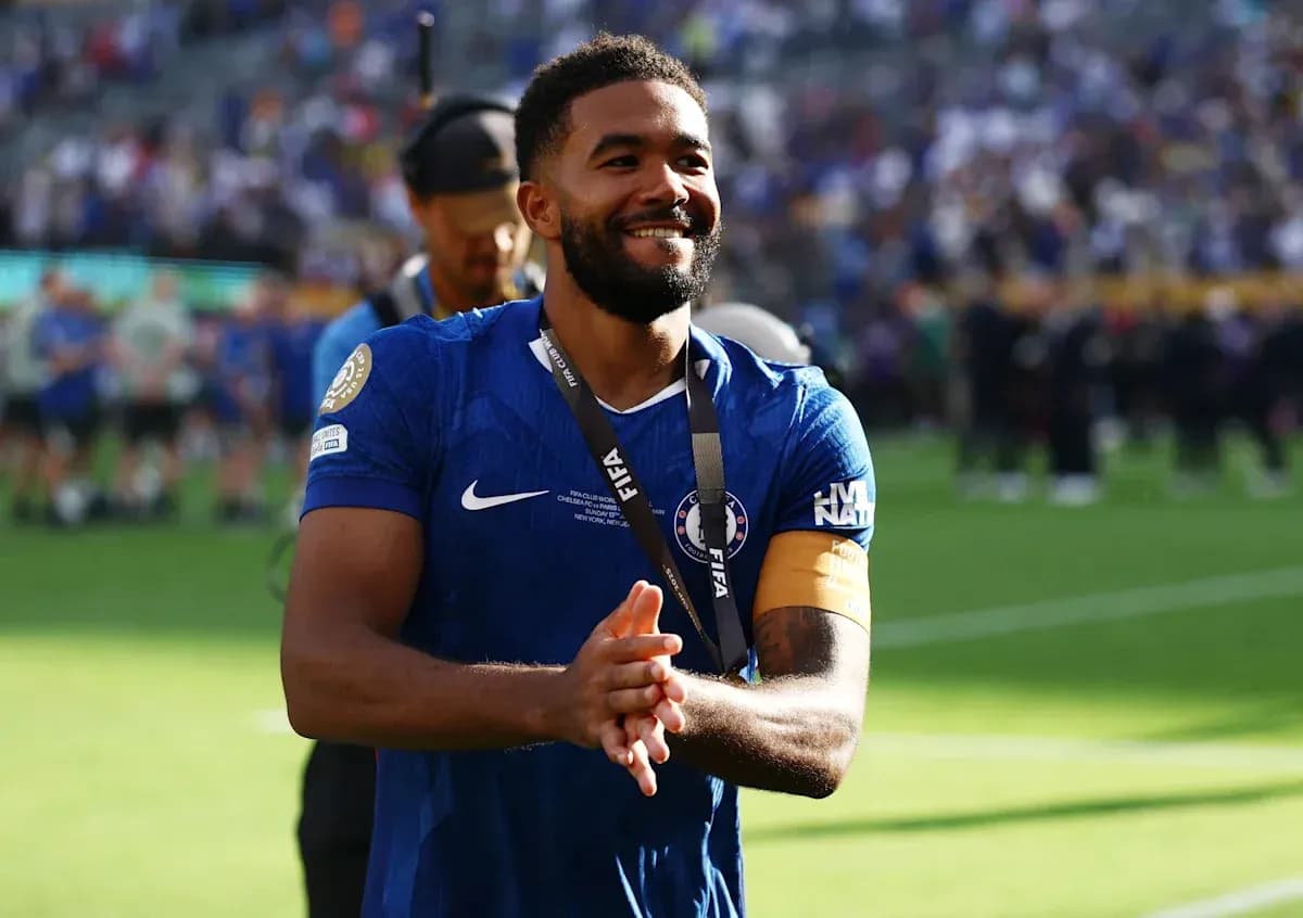 Jugador de Chelsea celebrando con medalla en el campo