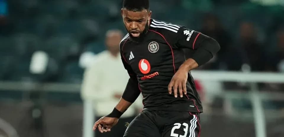 Jugador de Orlando Pirates en acción durante partido