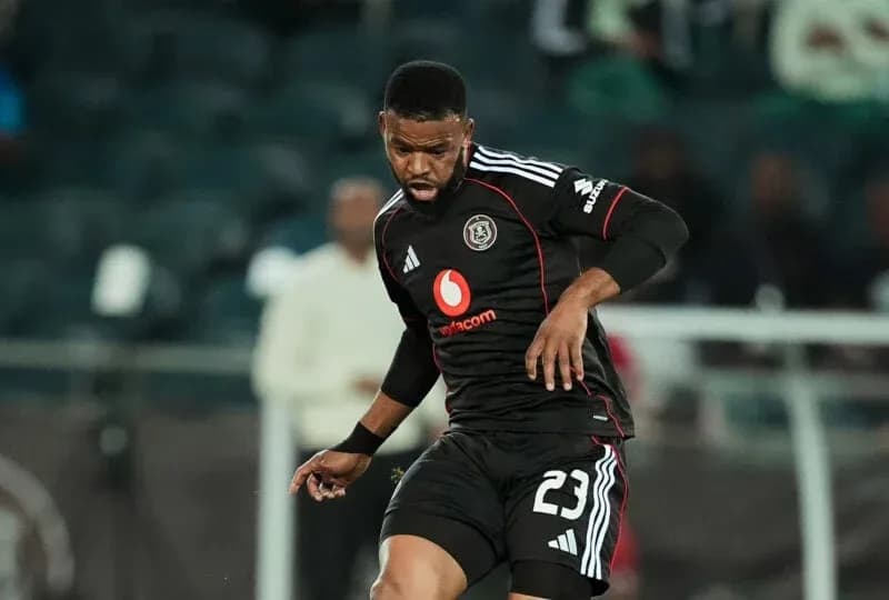 Jugador de Orlando Pirates en acción durante partido
