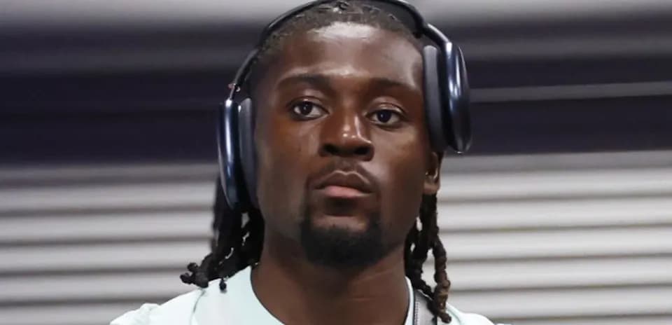 Jugador con auriculares en zona de vestuarios