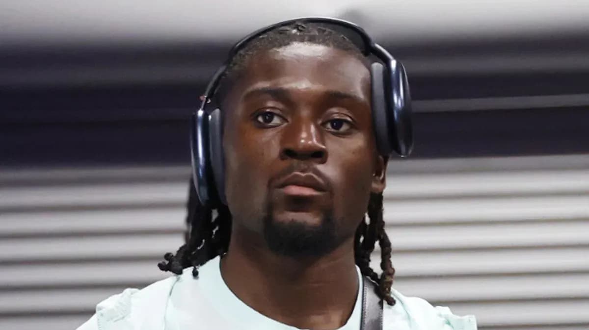 Jugador con auriculares en zona de vestuarios