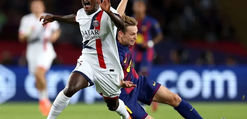 Jugador de PSG cae tras falta de jugador de Barcelona