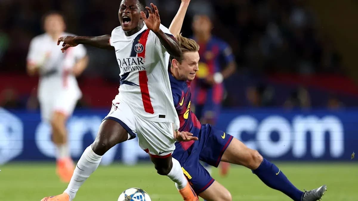Jugador de PSG cae tras falta de jugador de Barcelona