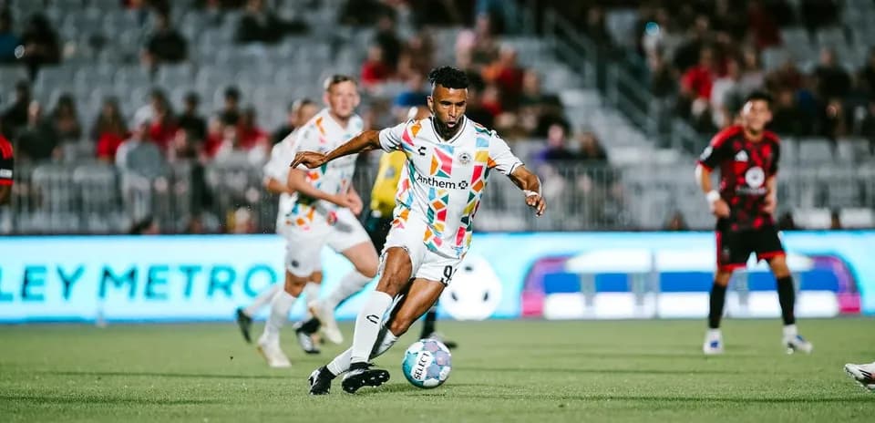 Jugador de Phoenix Rising controlando el balón