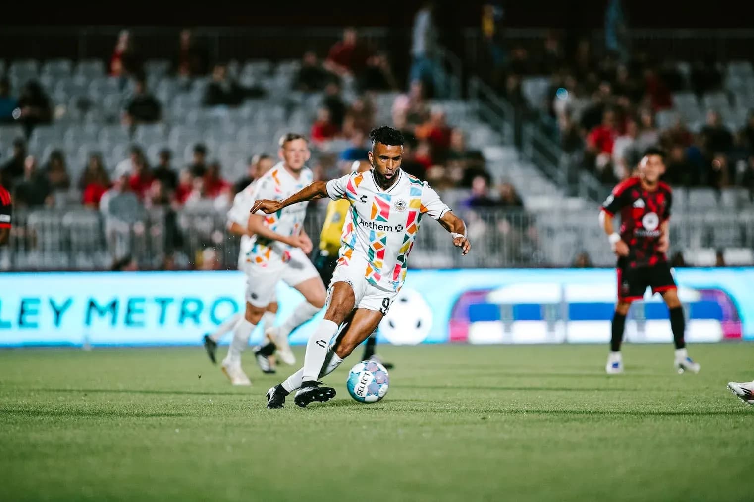 Jugador de Phoenix Rising controlando el balón