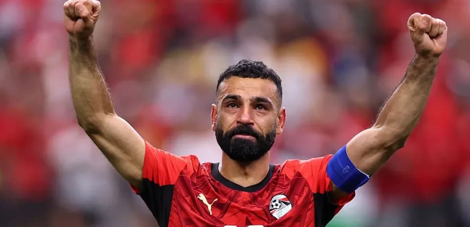 Jugador egipcio celebrando con los brazos en alto
