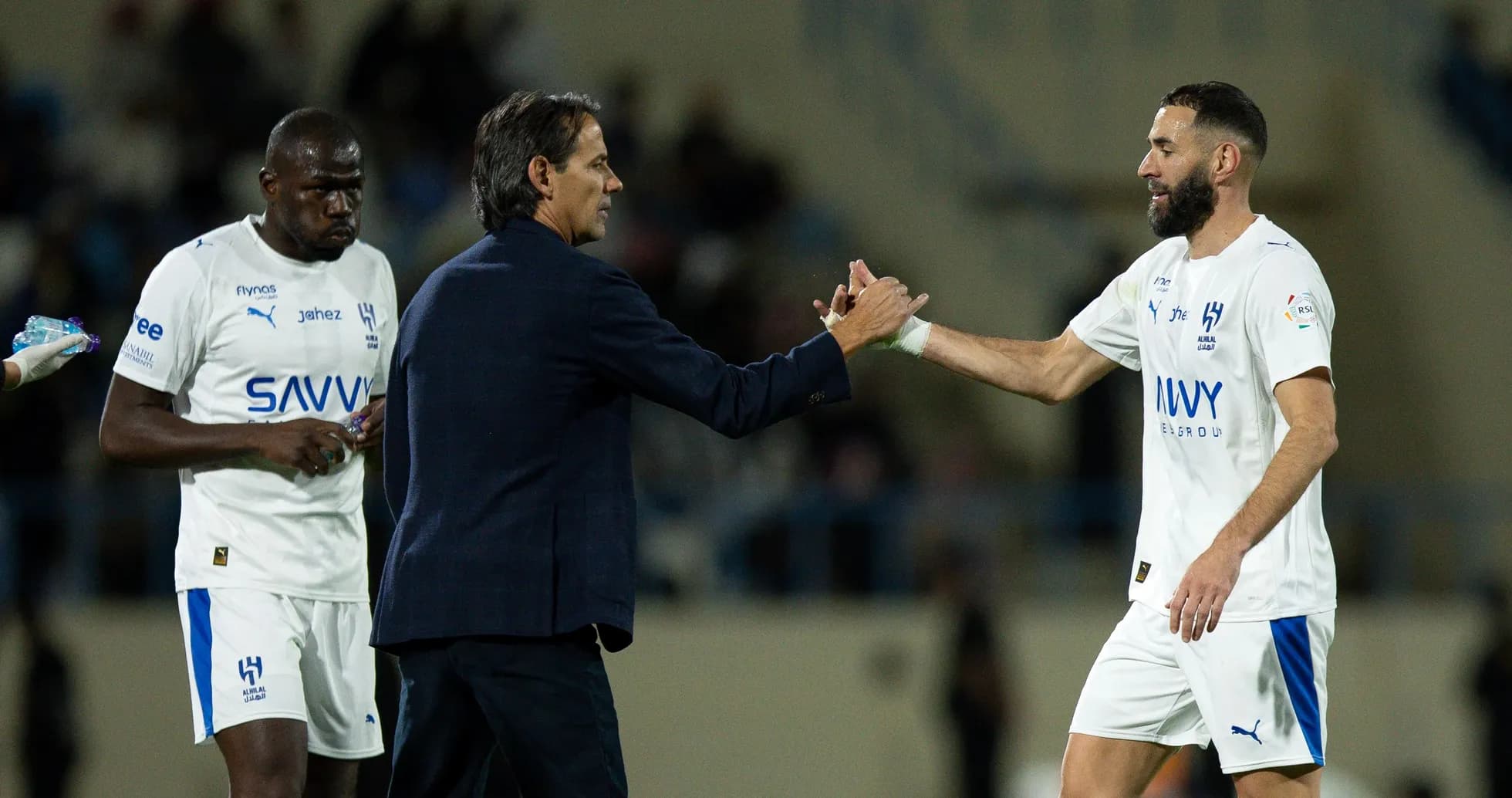 Entrenador saluda a jugador en el campo