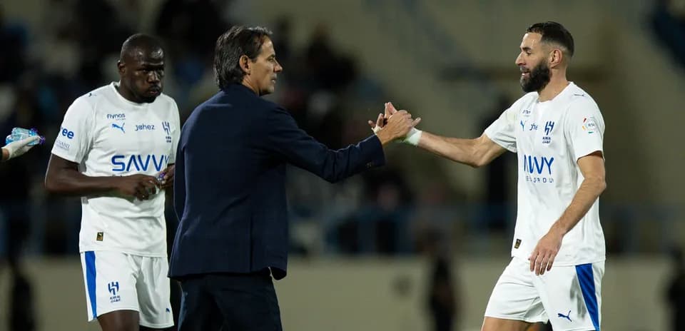 Entrenador saluda a jugador en el campo