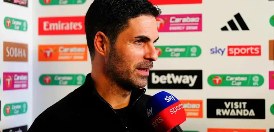 Entrenador hablando en una conferencia de prensa