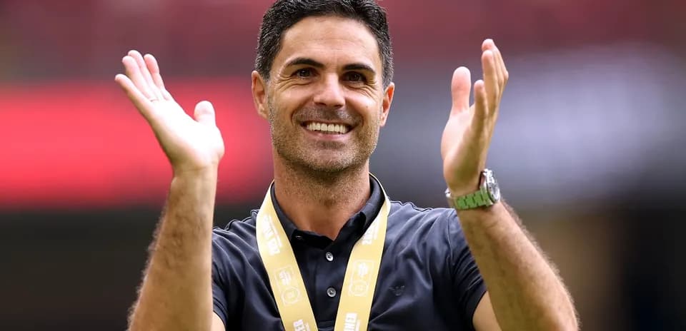 Entrenador aplaudiendo con medalla de campeón