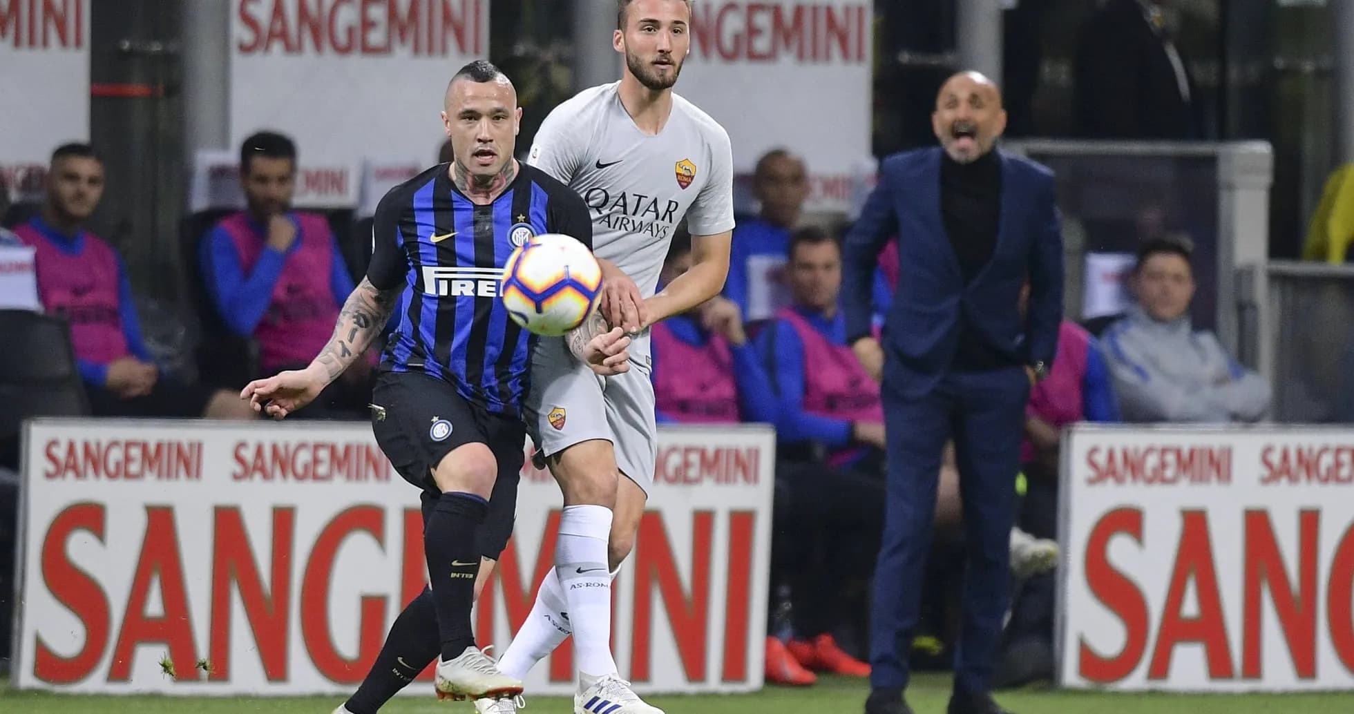 Jugadores de Inter y Roma compitiendo por el balón