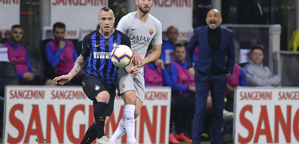 Jugadores de Inter y Roma compitiendo por el balón