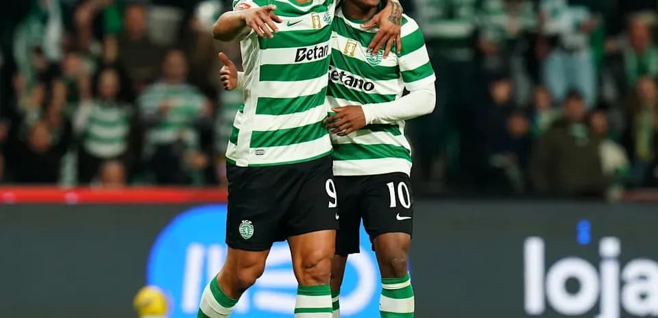 Jugadores de Sporting celebrando en el campo