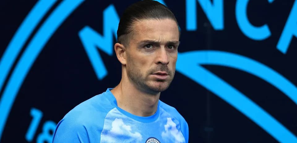 Jugador de Manchester City posando en el vestuario