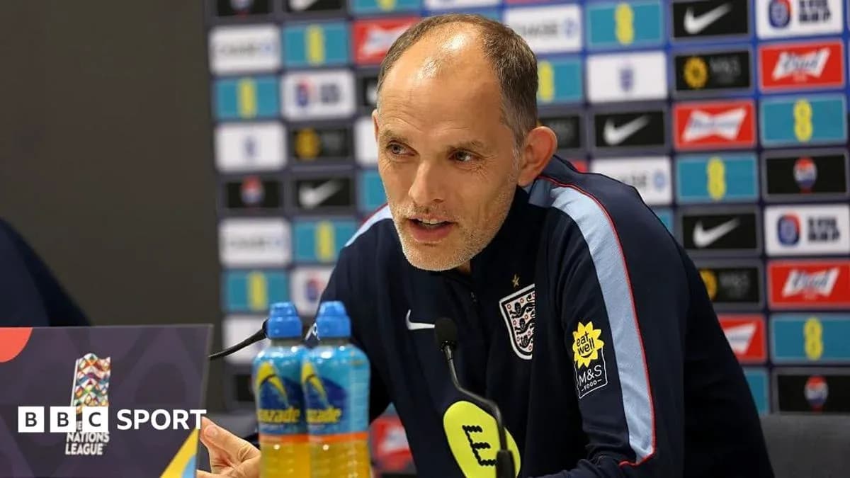 Entrenador en conferencia de prensa antes del partido
