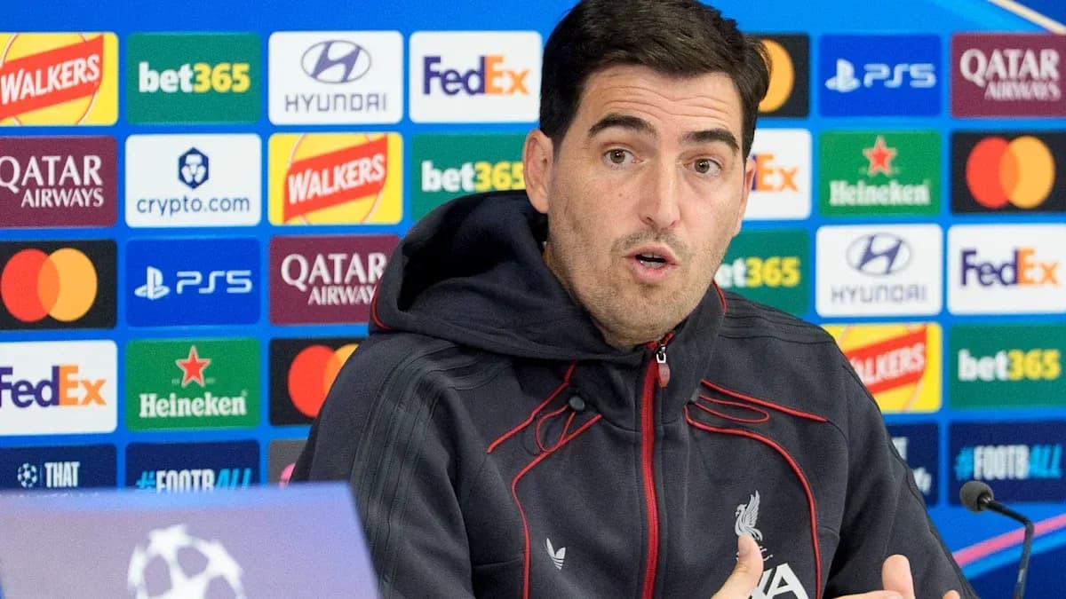 Entrenador hablando en la rueda de prensa