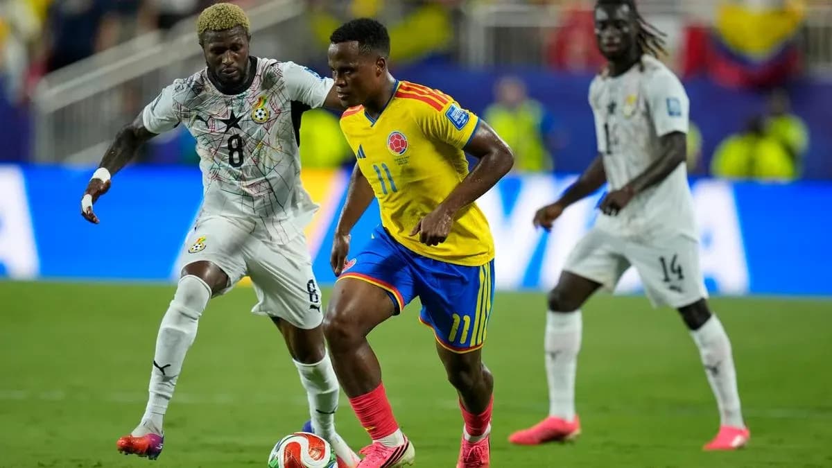 Jugador colombiano driblando a oponente ghanés en partido