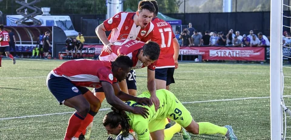 Jugadores compitiendo por el balón en el área