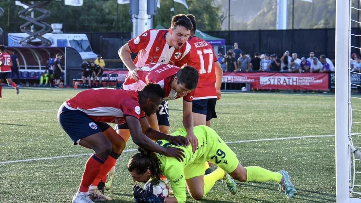 Jugadores compitiendo por el balón en el área
