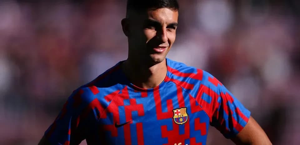 Jugador de fútbol posando con camiseta del Barcelona