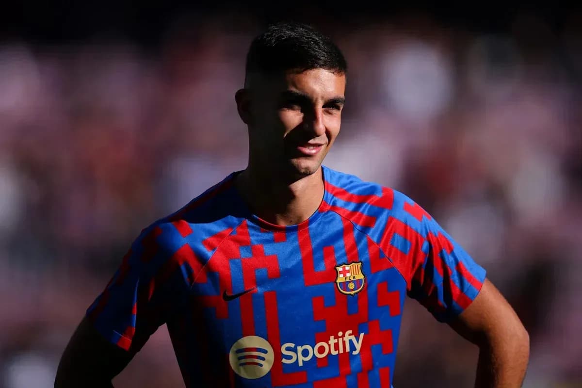 Jugador de fútbol posando con camiseta del Barcelona